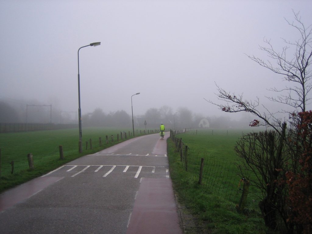 Foto 3: reflectiehesje en gele fietstashoezen